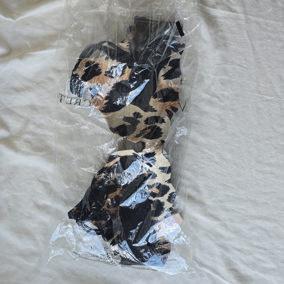 NWT Victoria's Secret 32B Very Sexy Push-up Bra (Wireless!) - Picture 2 of 2